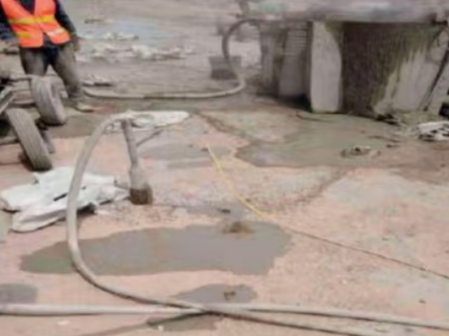 东澳镇水泥混凝土路面板底注浆技术 路面脱空注浆整治方案